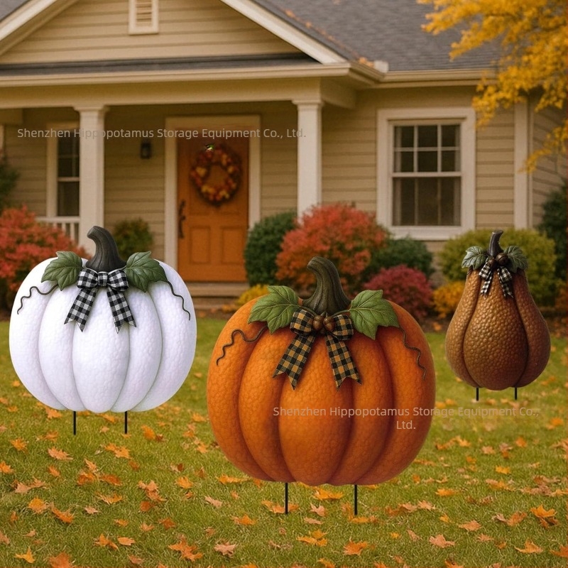 Fém Halloween-kerti jelzőtábla fényesen világító motívumokkal: koponya, szellem, tök, démon és fekete macska