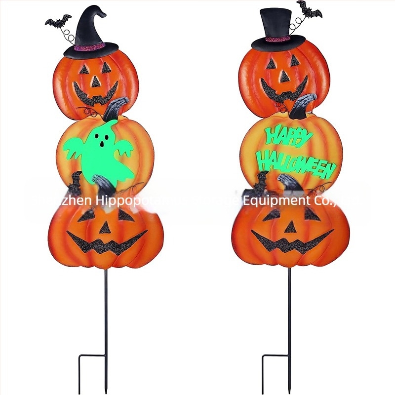 Fém Halloween-kerti jelzőtábla fényesen világító motívumokkal: koponya, szellem, tök, démon és fekete macska