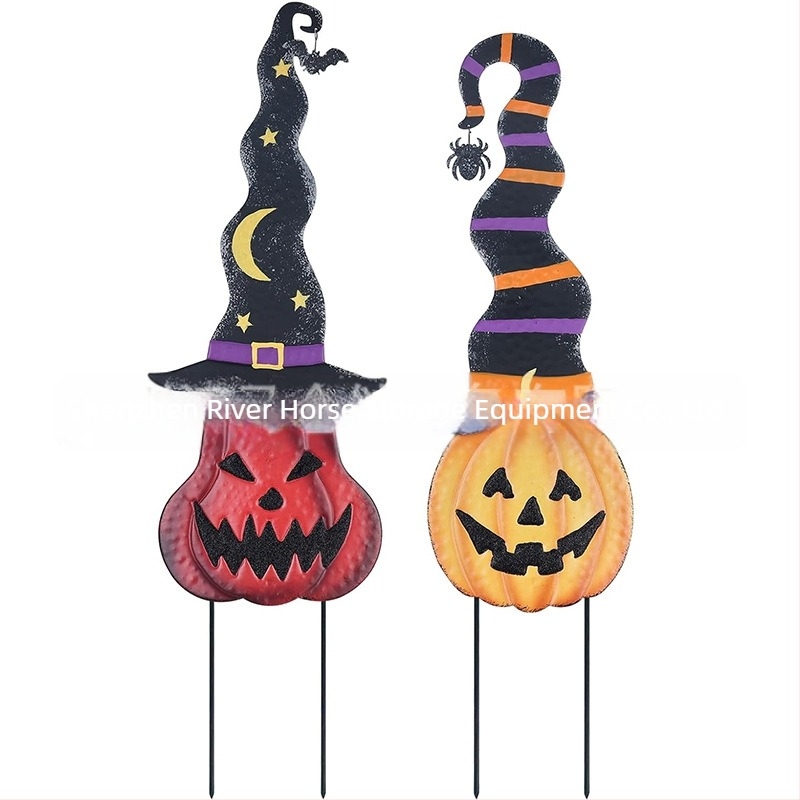 Fém Halloween-kerti jelzőtábla fényesen világító motívumokkal: koponya, szellem, tök, démon és fekete macska