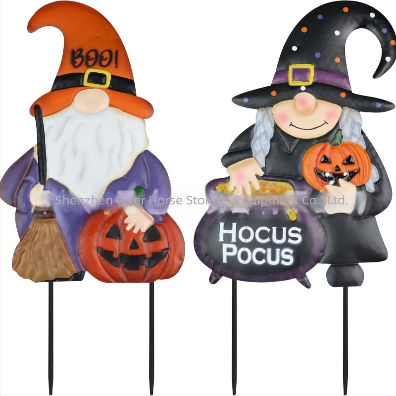 Fém Halloween-kerti jelzőtábla fényesen világító motívumokkal: koponya, szellem, tök, démon és fekete macska