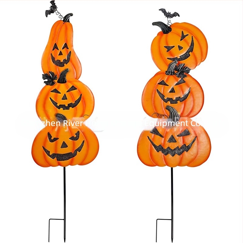 Fém Halloween-kerti jelzőtábla fényesen világító motívumokkal: koponya, szellem, tök, démon és fekete macska