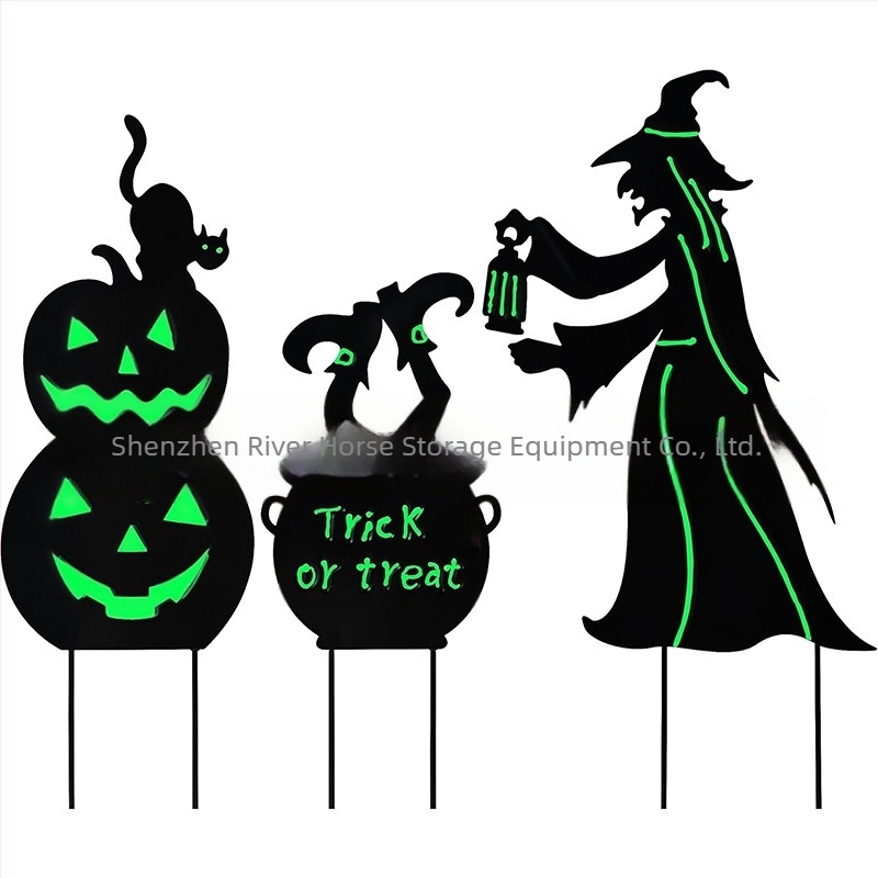 Fém Halloween-kerti jelzőtábla fényesen világító motívumokkal: koponya, szellem, tök, démon és fekete macska