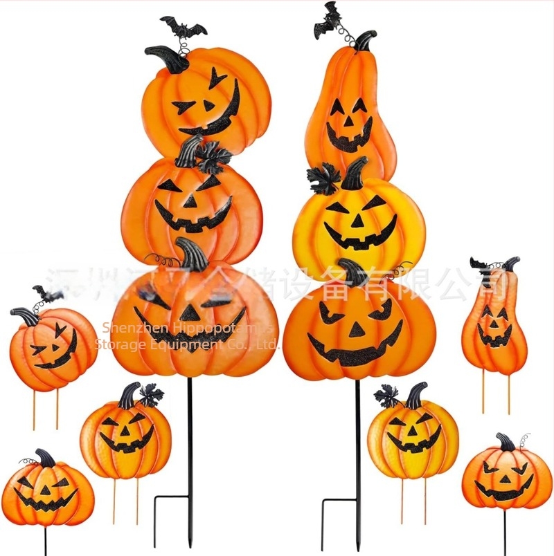 Fém Halloween-kerti jelzőtábla fényesen világító motívumokkal: koponya, szellem, tök, démon és fekete macska