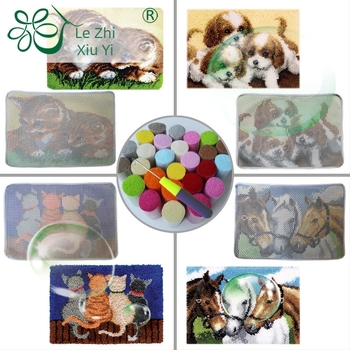 Képregény motívummal díszített, négyzet alakú szőnyegpárna, akril szálak, kézi mosás, alkalmas nappalira, hálószobára, dolgozószobára, étterembe, előszobára, erkélyre