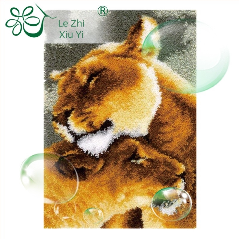 Képregény motívummal díszített, négyzet alakú szőnyegpárna, akril szálak, kézi mosás, alkalmas nappalira, hálószobára, dolgozószobára, étterembe, előszobára, erkélyre