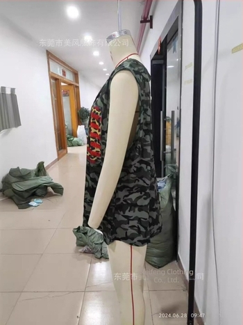 Kamuflált mintázatú ujjatlan mellény mély V-nyakkal, laza szabás, pamut–poliészter keverék (70-80% poliészter), Nyár 2024