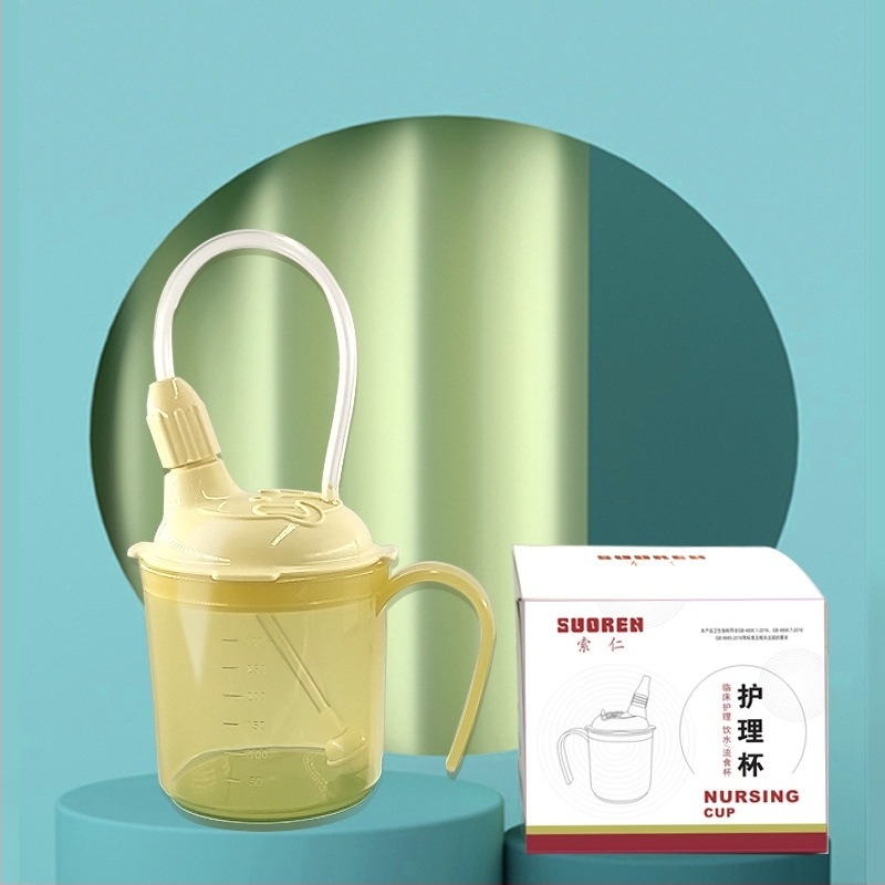 Ágyban fekvő idős betegek ivópohara szívócsővel, védelem a nyelési nehézség és a szivárgások ellen, nyakba akasztható zsinórral