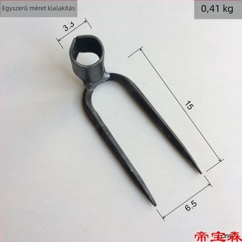 Kézzel kovácsolt négyfogú gereblye fej, vasból készült, kertben és gazdaságban használható