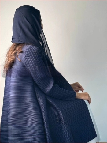 Arab abaya fodrozott mintával, hosszú ujjú, hosszított fazon, kötőzáras záródás