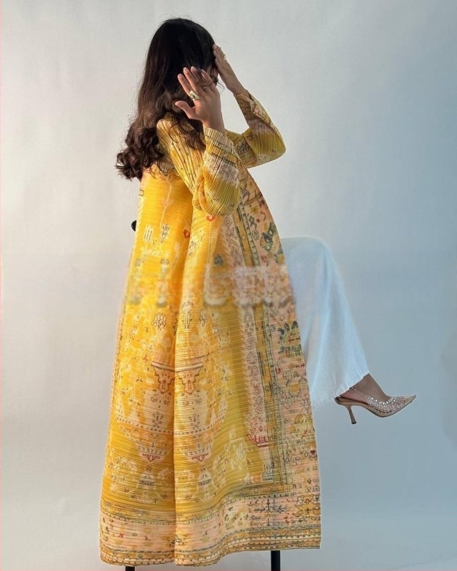 Arab abaya fodrozott mintával, hosszú ujjú, hosszított fazon, kötőzáras záródás