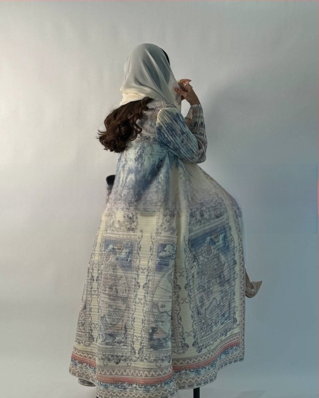 Arab abaya fodrozott mintával, hosszú ujjú, hosszított fazon, kötőzáras záródás