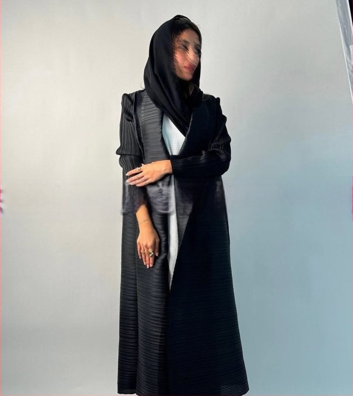 Arab abaya fodrozott mintával, hosszú ujjú, hosszított fazon, kötőzáras záródás