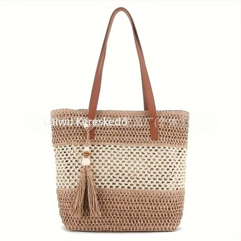 Szalmából készült tote táska — városi egyszerűség, nyitott felső rész, dupla fogantyú, mindennapi használat