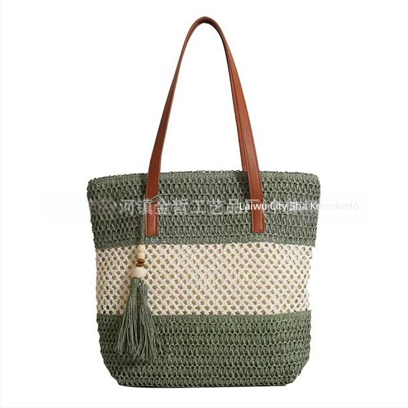 Szalmából készült tote táska — városi egyszerűség, nyitott felső rész, dupla fogantyú, mindennapi használat