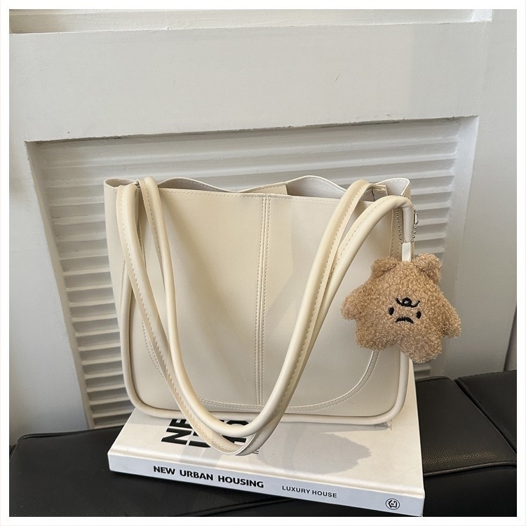 PU anyagú tote táska, vízszintes négyszögletes forma, mágneses záródás, nylon bélés, belső cipzáras zseb