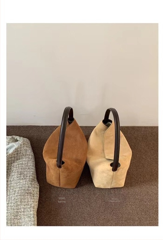 Utcai stílusú női plüss kézitáska mágneszárral és belső zsebekkel telefonhoz és cipzáras zsebbel