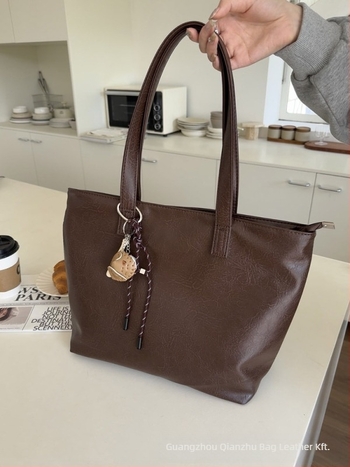 PU bőrtáska tote, vízszintes négyszögletes forma, cipzáras zárás, belső cipzáros zseb, belső patch zseb, tavasz 2025