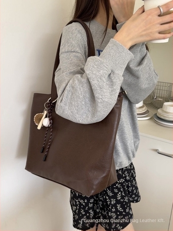 PU bőrtáska tote, vízszintes négyszögletes forma, cipzáras zárás, belső cipzáros zseb, belső patch zseb, tavasz 2025