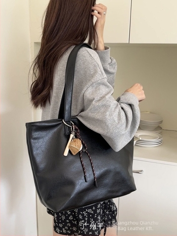 PU bőrtáska tote, vízszintes négyszögletes forma, cipzáras zárás, belső cipzáros zseb, belső patch zseb, tavasz 2025