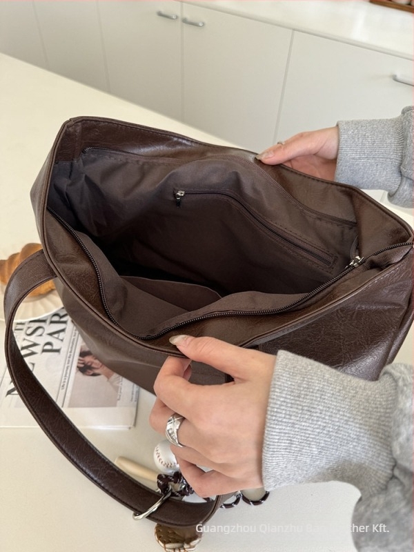 PU bőrtáska tote, vízszintes négyszögletes forma, cipzáras zárás, belső cipzáros zseb, belső patch zseb, tavasz 2025