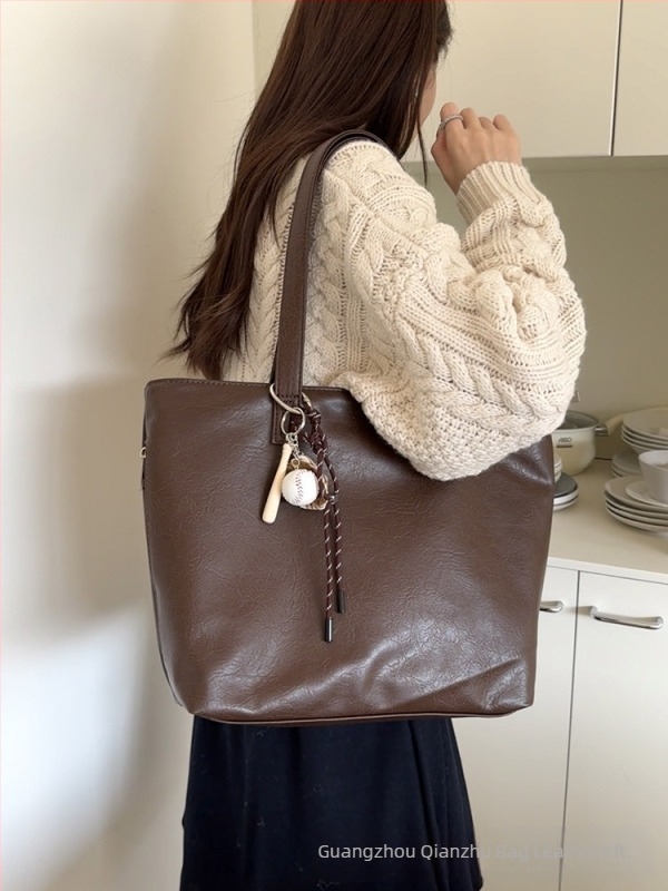 PU bőrtáska tote, vízszintes négyszögletes forma, cipzáras zárás, belső cipzáros zseb, belső patch zseb, tavasz 2025