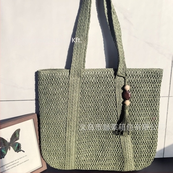 Szalmából készült válltáska, városi egyszerű stílus, függőleges négyzet alakú forma, cipzáros záródás, belső cipzáras zseb