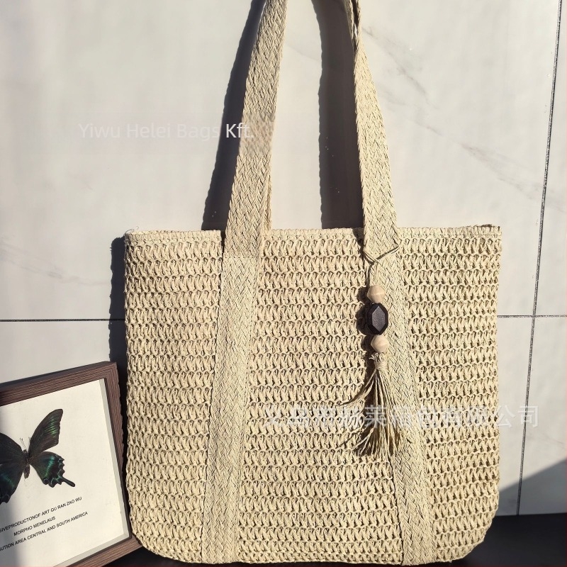 Szalmából készült válltáska, városi egyszerű stílus, függőleges négyzet alakú forma, cipzáros záródás, belső cipzáras zseb