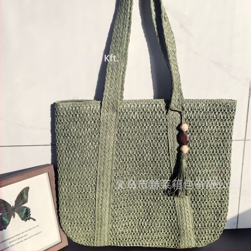 Szalmából készült válltáska, városi egyszerű stílus, függőleges négyzet alakú forma, cipzáros záródás, belső cipzáras zseb