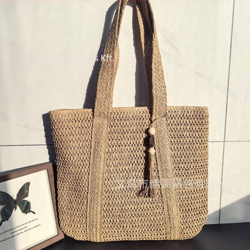 Szalmából készült válltáska, városi egyszerű stílus, függőleges négyzet alakú forma, cipzáros záródás, belső cipzáras zseb