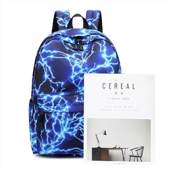 Nylon hátizsák, 20–35L kapacitás, 8870-es modell, anime mintás dizájn, 15 hüvelykes laptophoz.