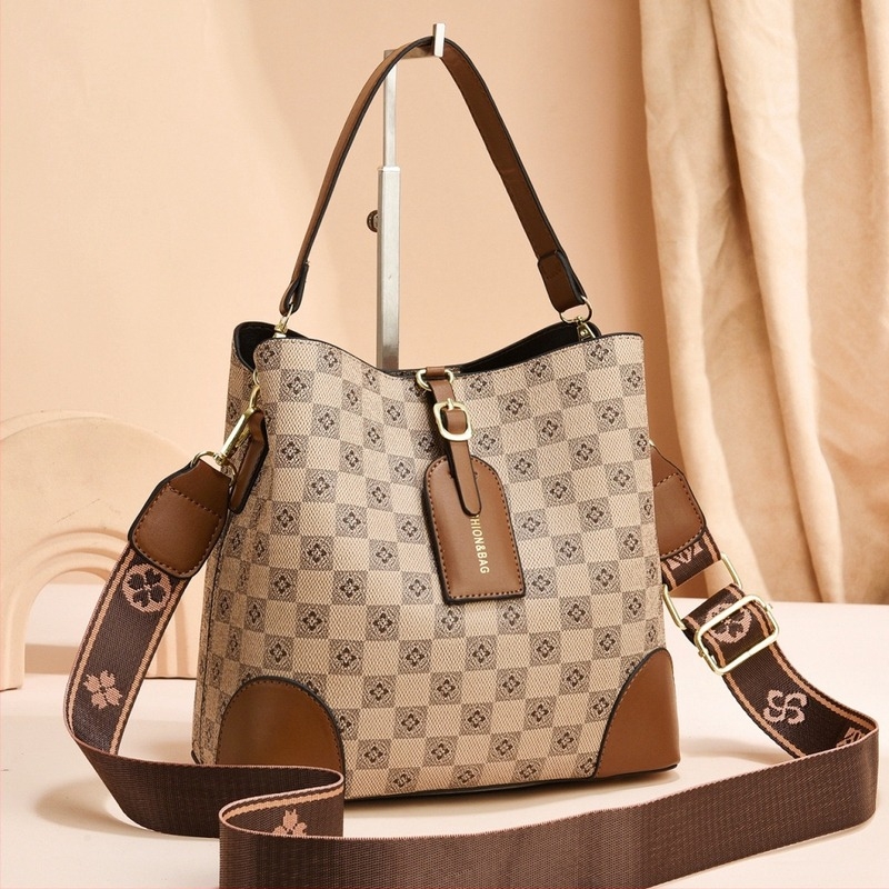 Női bucket bag kockás mintával, PU anyag, poliészter bélés, cipzáras nyitás, belső zsebek telefon és ID számára, laminált cipzáras zseb