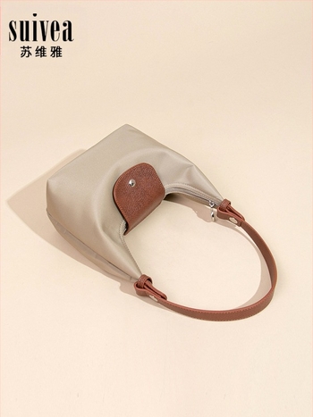 Női nylon válltáska utcai divat stílusban, dumpling alakú forma, cipzáras záródás, belső telefonzseb