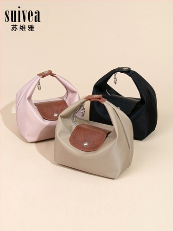 Női nylon válltáska utcai divat stílusban, dumpling alakú forma, cipzáras záródás, belső telefonzseb