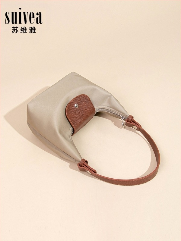 Női nylon válltáska utcai divat stílusban, dumpling alakú forma, cipzáras záródás, belső telefonzseb