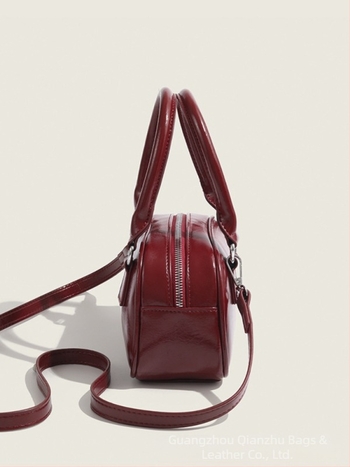 PU párnás alakú táska cipzáras nyitással, poliészter bélés, belső rejtett zseb cipzárral – 2025 tavasz