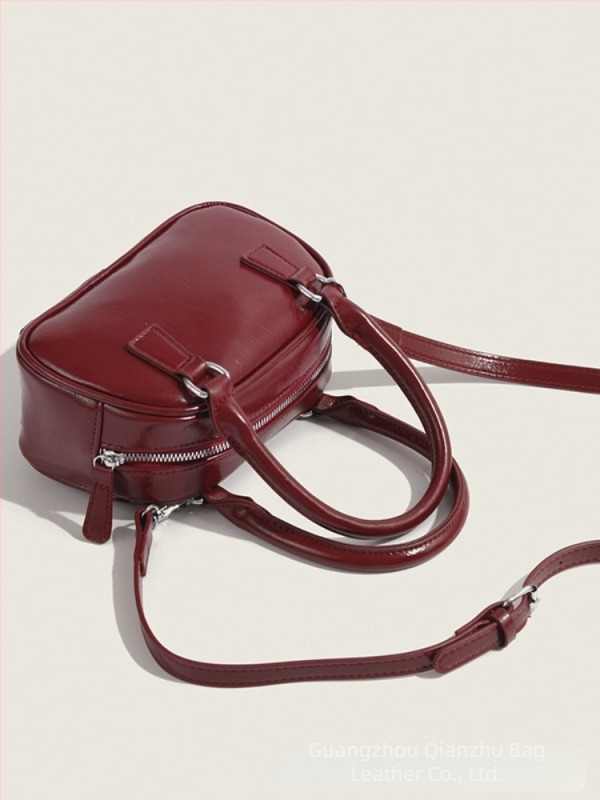 PU párnás alakú táska cipzáras nyitással, poliészter bélés, belső rejtett zseb cipzárral – 2025 tavasz