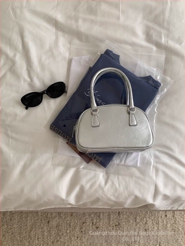 PU párnás alakú táska cipzáras nyitással, poliészter bélés, belső rejtett zseb cipzárral – 2025 tavasz