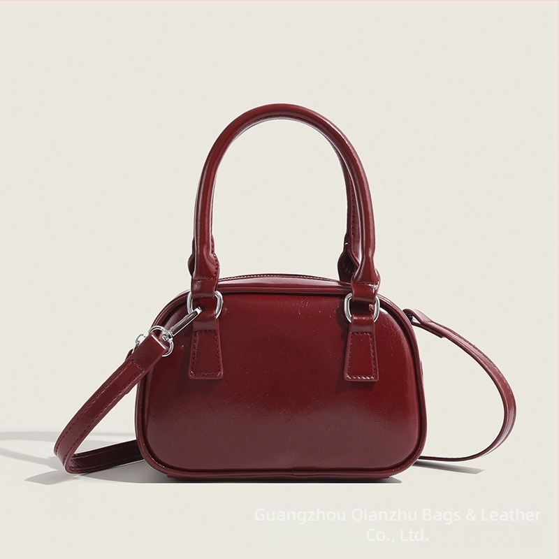 PU párnás alakú táska cipzáras nyitással, poliészter bélés, belső rejtett zseb cipzárral – 2025 tavasz