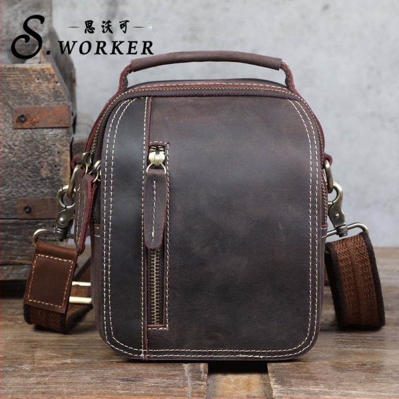 Férfi bőr vállon átvetős táska – felső réteg borjúbőrből, vízszintes négyzet alakú, cipzáras záródás, belső rekeszek: cipzáras zseb, telefonszseb és személyi igazolvány zseb