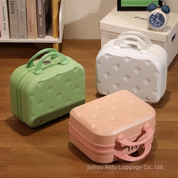 Utazóbőrönd ABS+PC anyagból, cipzáras nyitás, egyirányú kerekek, súly kb. 0,7 kg, szabványos kombinációs zár