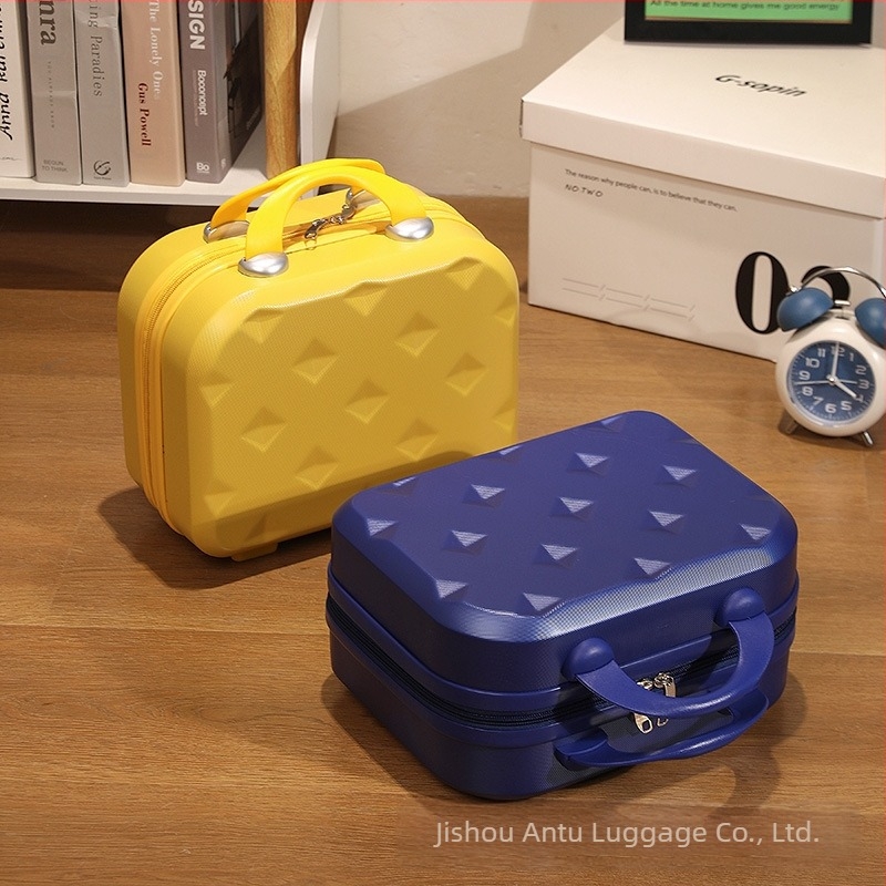 Utazóbőrönd ABS+PC anyagból, cipzáras nyitás, egyirányú kerekek, súly kb. 0,7 kg, szabványos kombinációs zár