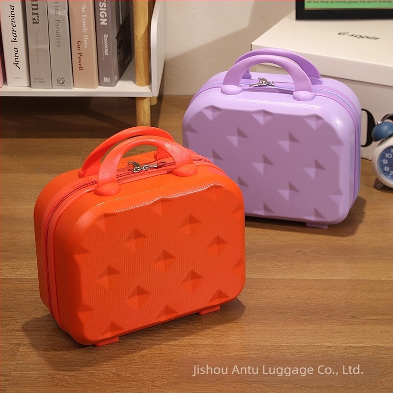 Utazóbőrönd ABS+PC anyagból, cipzáras nyitás, egyirányú kerekek, súly kb. 0,7 kg, szabványos kombinációs zár