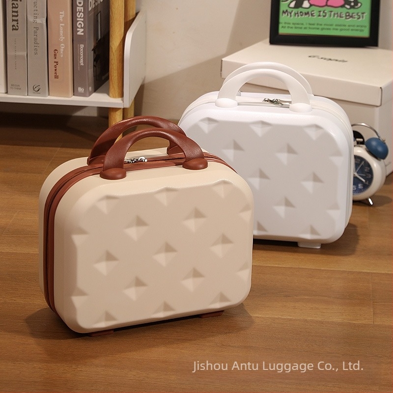 Utazóbőrönd ABS+PC anyagból, cipzáras nyitás, egyirányú kerekek, súly kb. 0,7 kg, szabványos kombinációs zár