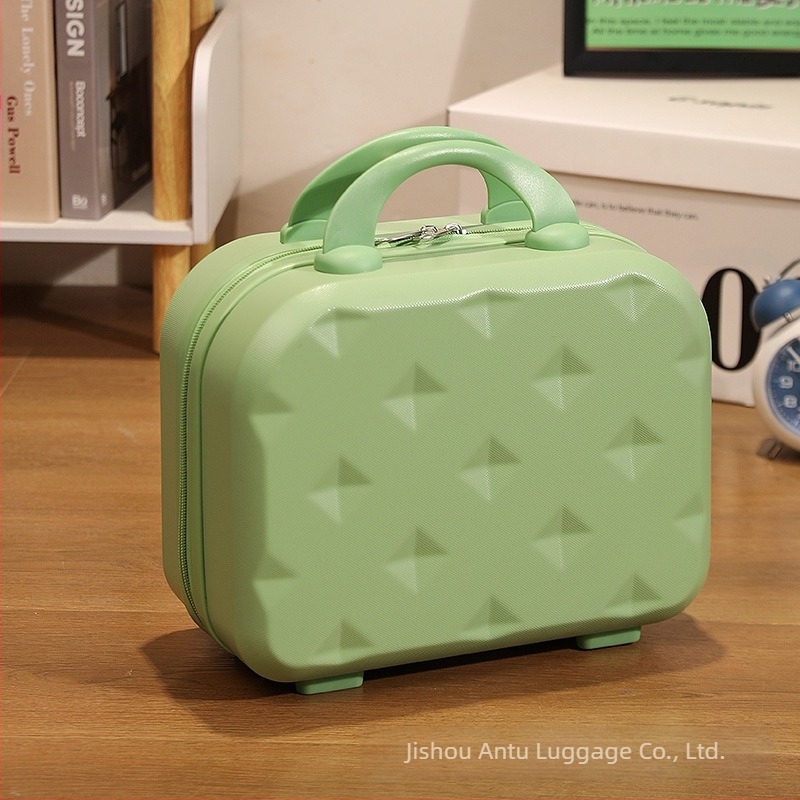 Utazóbőrönd ABS+PC anyagból, cipzáras nyitás, egyirányú kerekek, súly kb. 0,7 kg, szabványos kombinációs zár