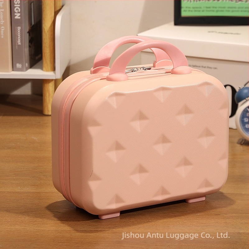 Utazóbőrönd ABS+PC anyagból, cipzáras nyitás, egyirányú kerekek, súly kb. 0,7 kg, szabványos kombinációs zár