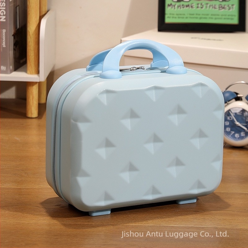 Utazóbőrönd ABS+PC anyagból, cipzáras nyitás, egyirányú kerekek, súly kb. 0,7 kg, szabványos kombinációs zár