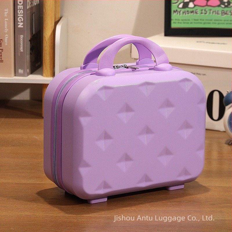 Utazóbőrönd ABS+PC anyagból, cipzáras nyitás, egyirányú kerekek, súly kb. 0,7 kg, szabványos kombinációs zár