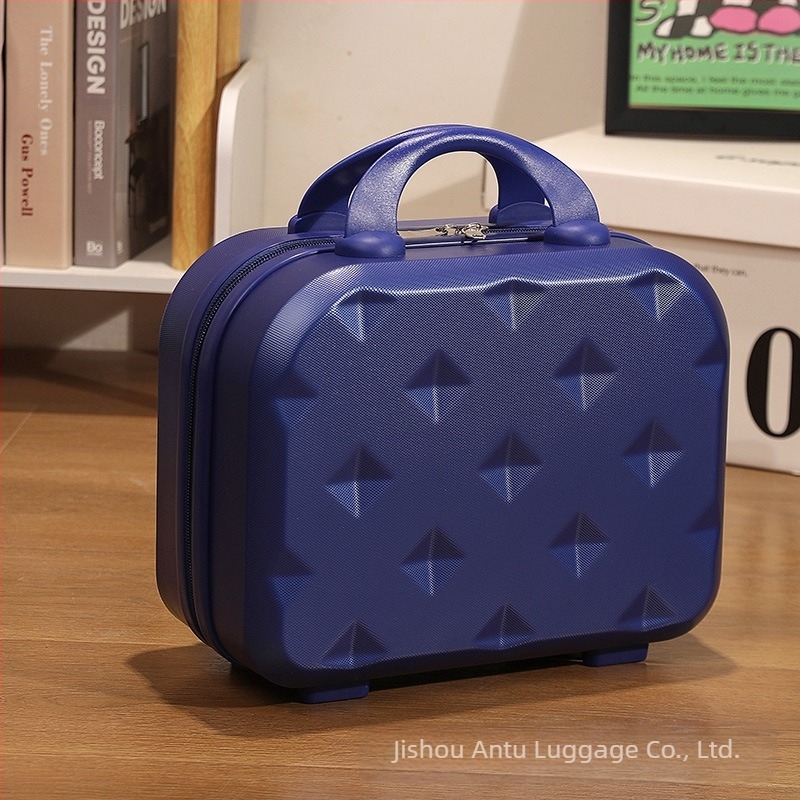 Utazóbőrönd ABS+PC anyagból, cipzáras nyitás, egyirányú kerekek, súly kb. 0,7 kg, szabványos kombinációs zár