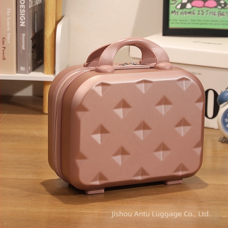 Utazóbőrönd ABS+PC anyagból, cipzáras nyitás, egyirányú kerekek, súly kb. 0,7 kg, szabványos kombinációs zár