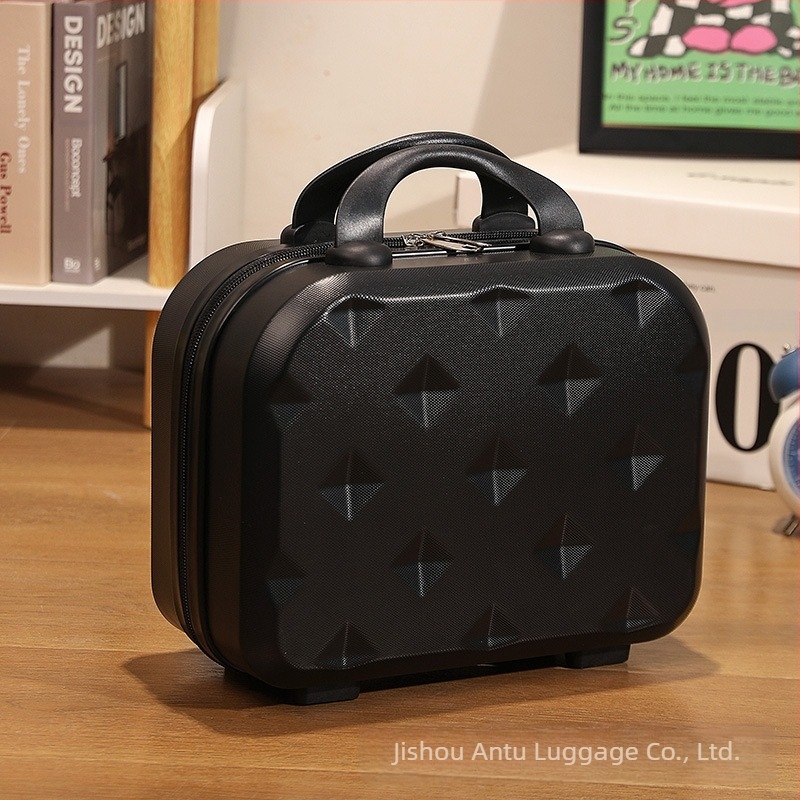 Utazóbőrönd ABS+PC anyagból, cipzáras nyitás, egyirányú kerekek, súly kb. 0,7 kg, szabványos kombinációs zár